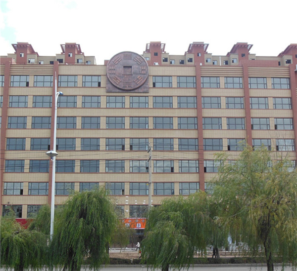 大學(xué)標志雕塑
